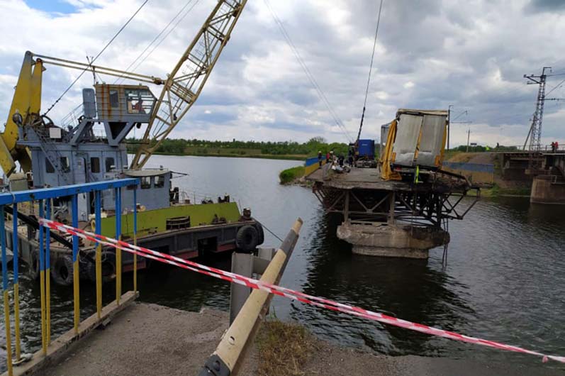 Фуру наконец достали из воды /фото: ГСЧС