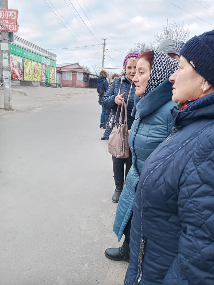 Бабушки не боятся стоять толпой в час пик / фото: Диевский вопрос, г. Днепр