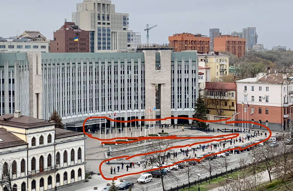 Очередь у горсовета / фото: Сергій Валерійович Тютюнник