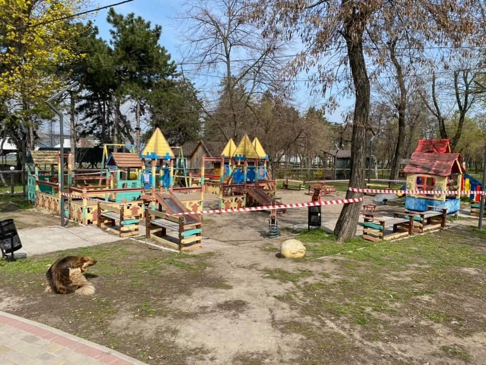 Детскую площадку в Молодежном парке оградили / фото: Новокодацька районна у місті Дніпрі рада