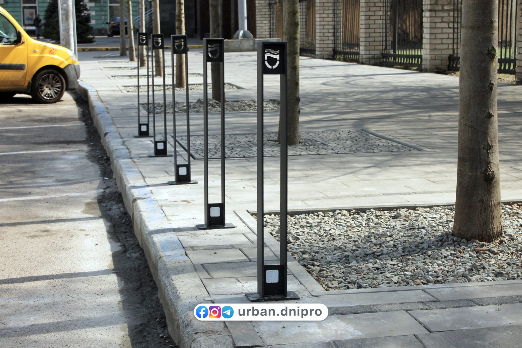 Внутри столбиков логотип / фото: fb Urban Dnipro