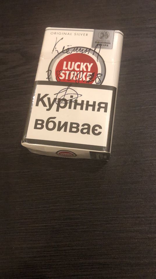 Пачка сигарет, на которой расписался Павел в день первого полета / фото: fb Александр Санжара