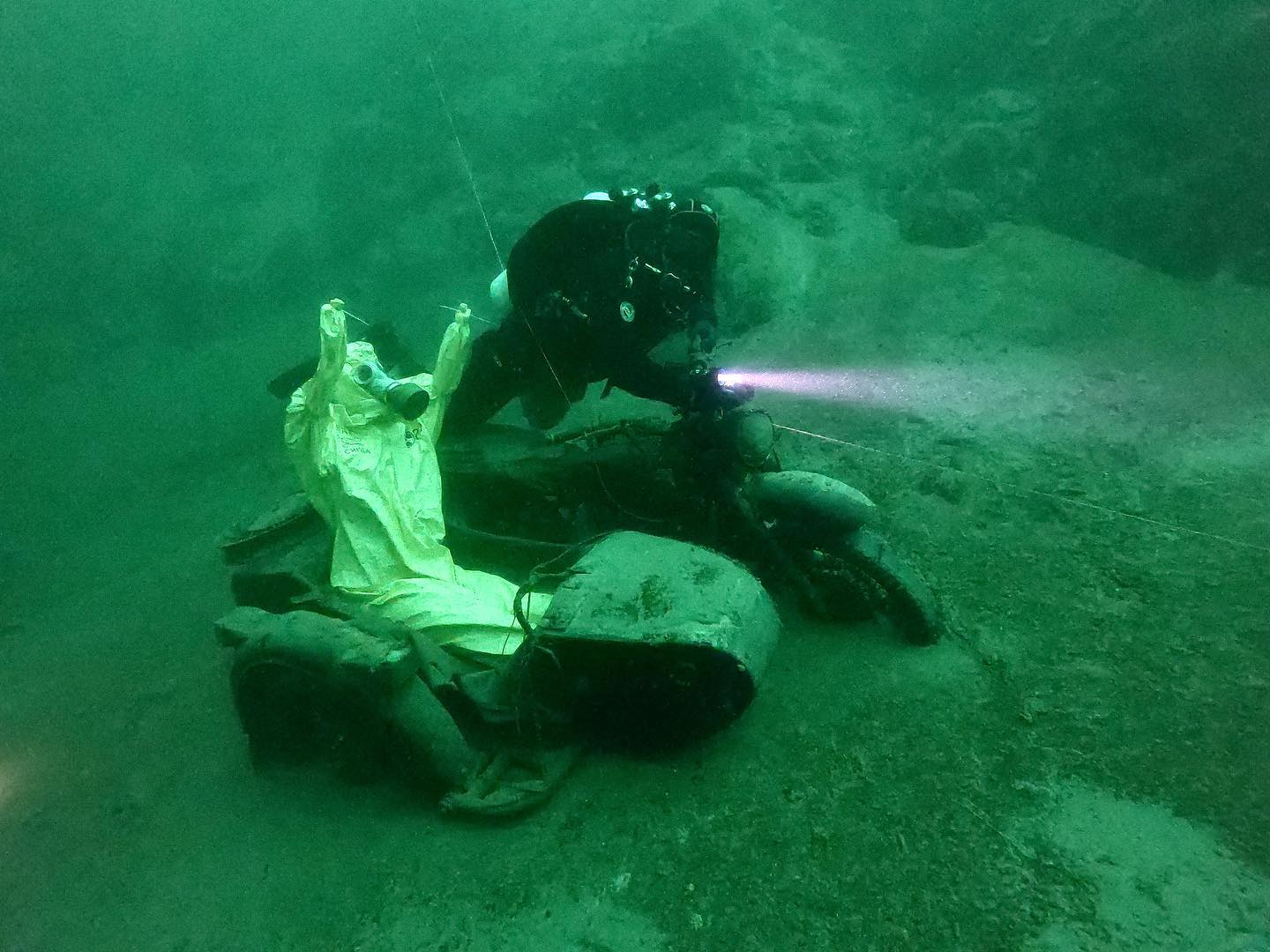 Вот так утопили чучело коронавируса / фото: fb Андрей Воробьев