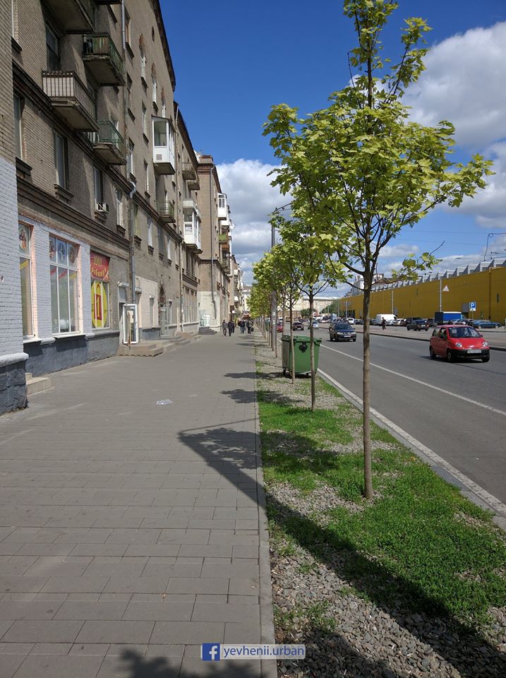 Сейчас мусорные баки стоят так / фото: fb Евгений Удовиченко