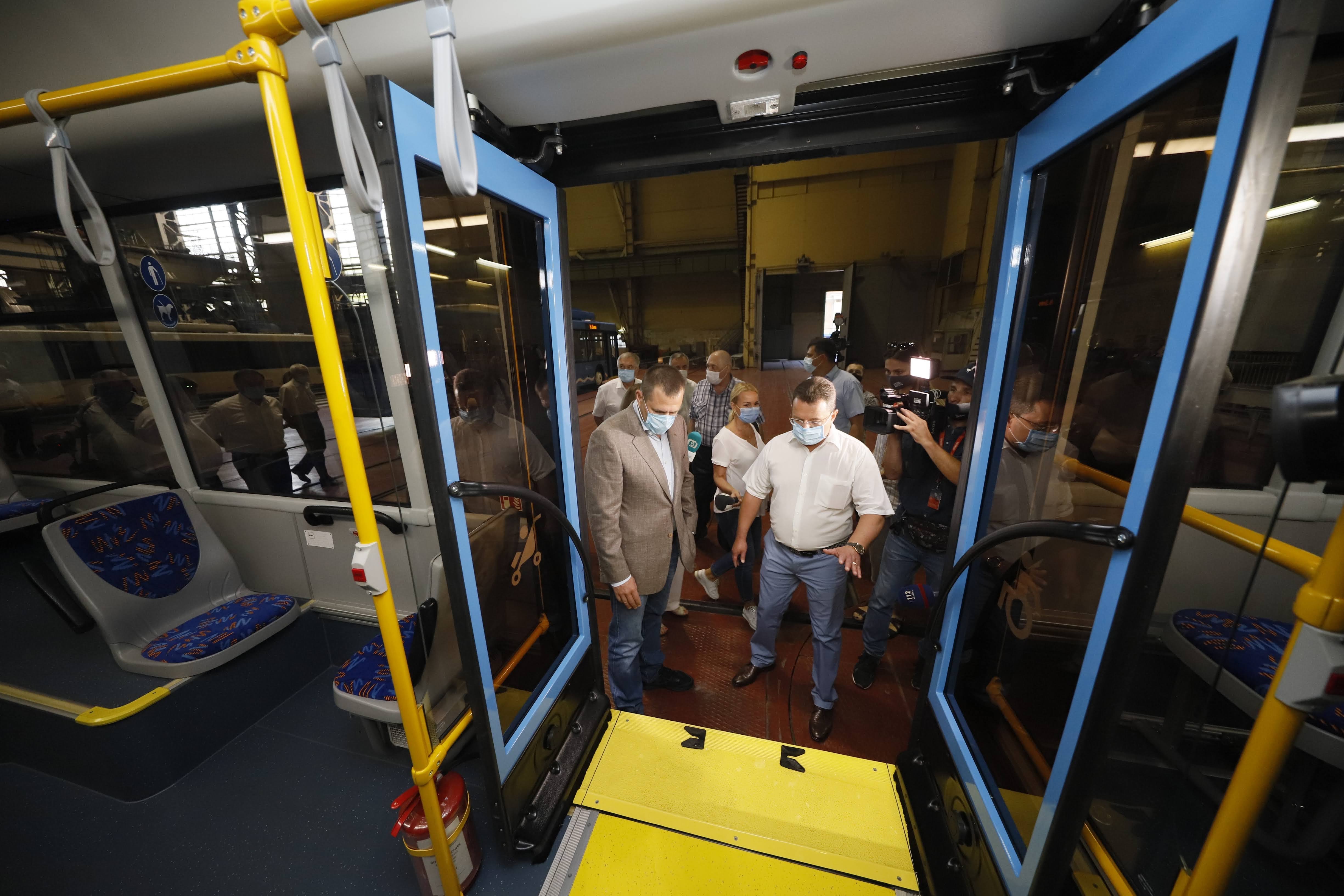 У салоні є сигнальні кнопки та відкидний пандус