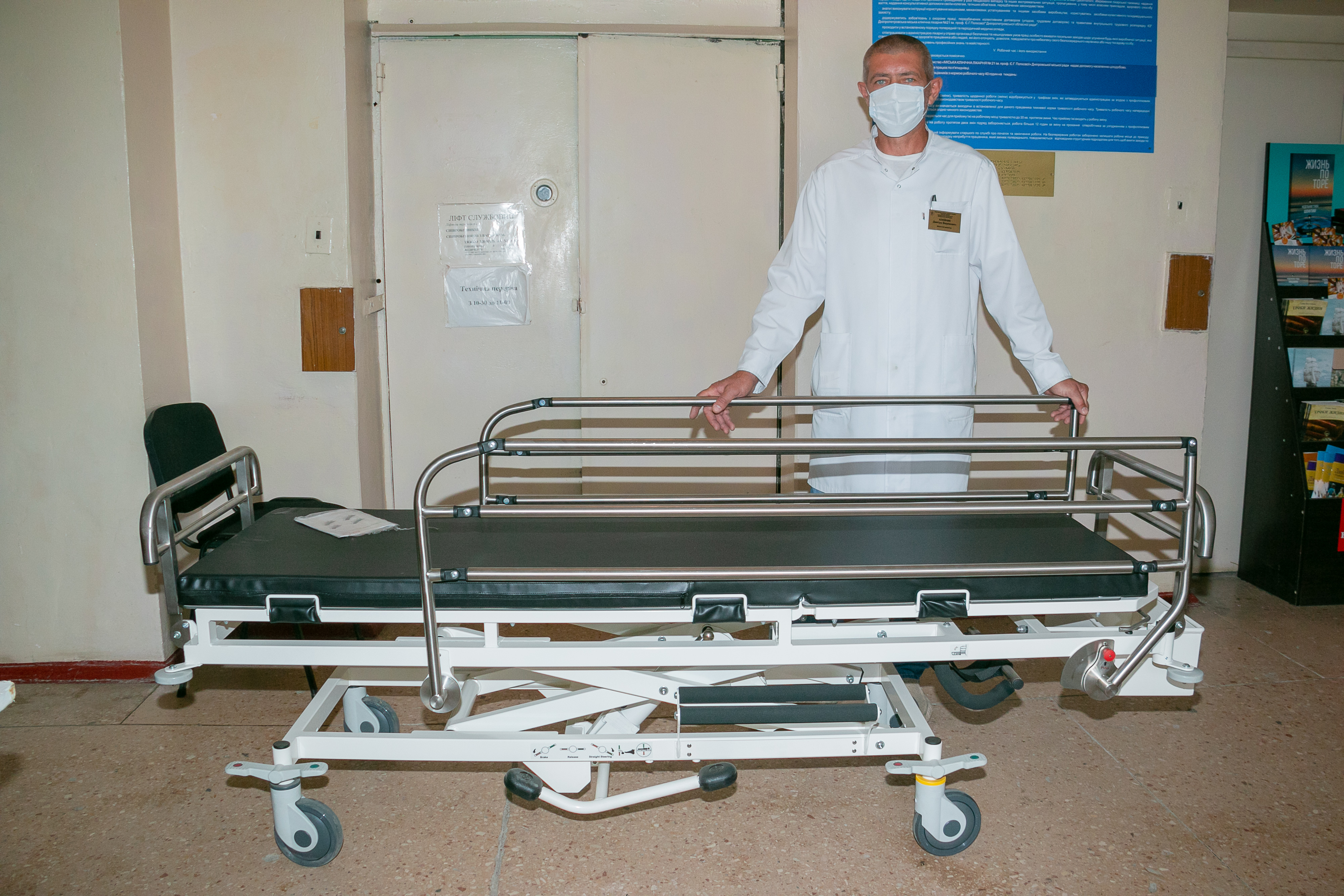 ИНТЕРПАЙП передал биологические боксы для ПЦР-тестов в 21-ю больницу Днепра фото 1