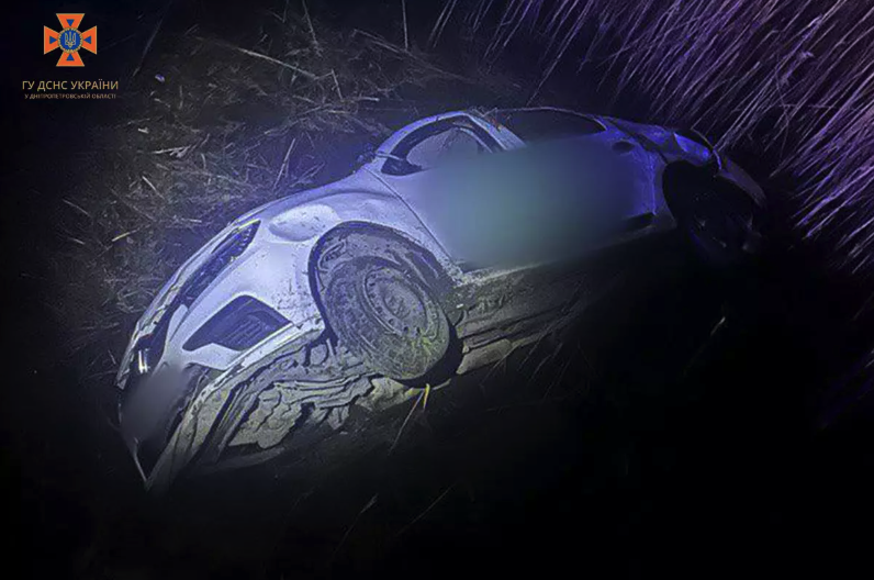 Біля Дніпра автомобіль упав з мосту: четверо людей постраждали -