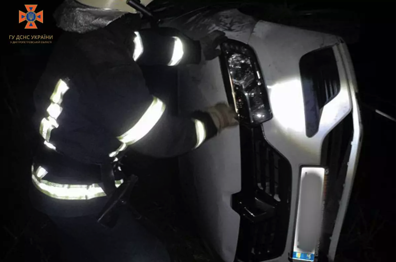 Біля Дніпра автомобіль упав з мосту: четверо людей постраждали -