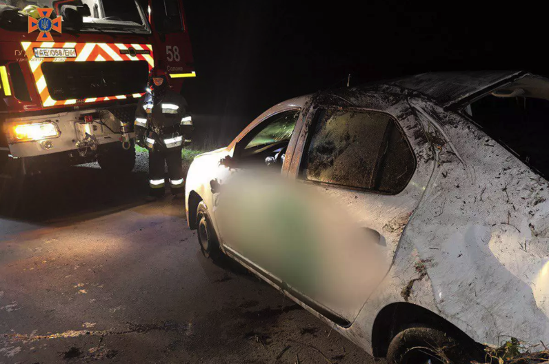 Біля Дніпра автомобіль упав з мосту: четверо людей постраждали -