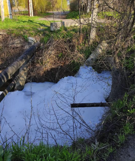 Вот столько пены в озеро уходит / фото: fb Сергей Владимирович