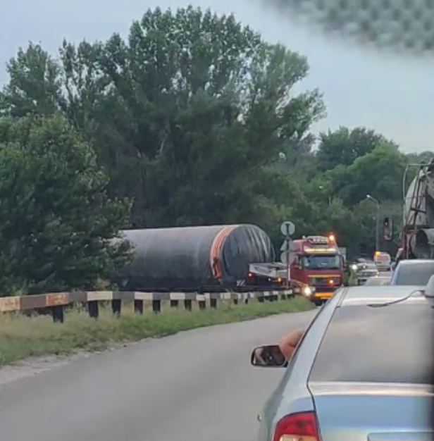 Застрял на Северном переезде / фото: fb Юлия Доня