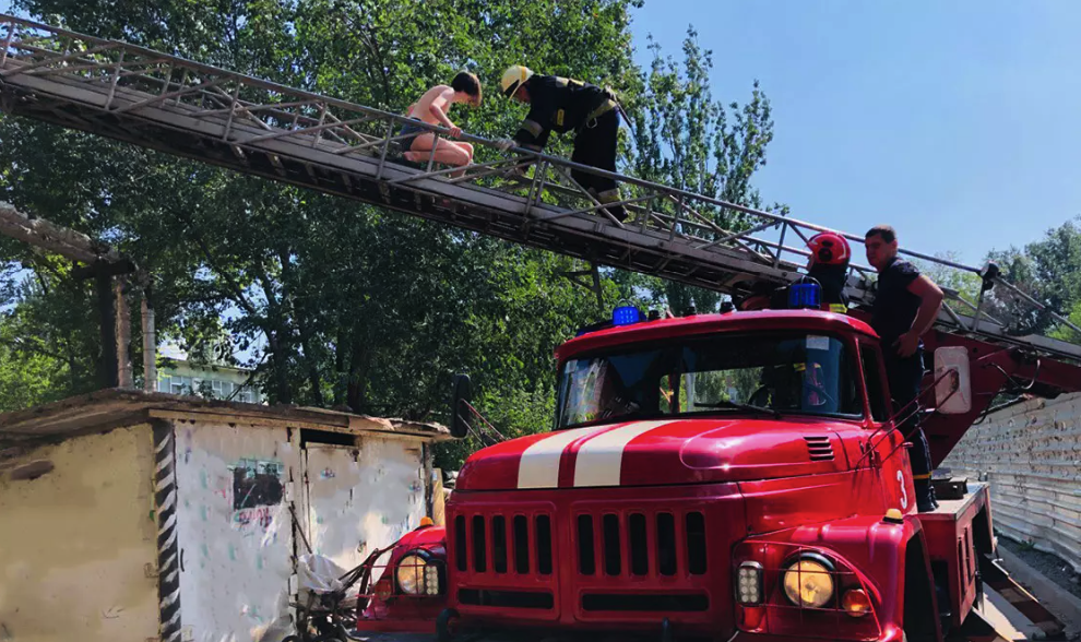 В Днепре спасатели снимали с балкона на третьем этаже перепуганного молодого парня