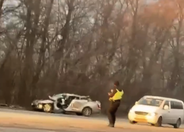 У легковушки от удара оторвало крышу