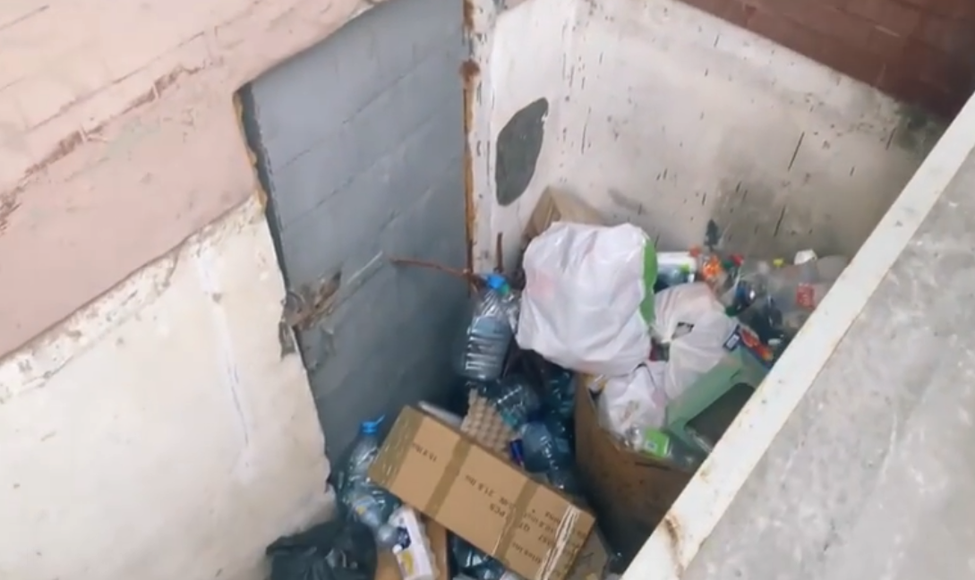 Мешканці кидають пляшки та папір сюди - || фото: facebook.com Сергей Пустовой