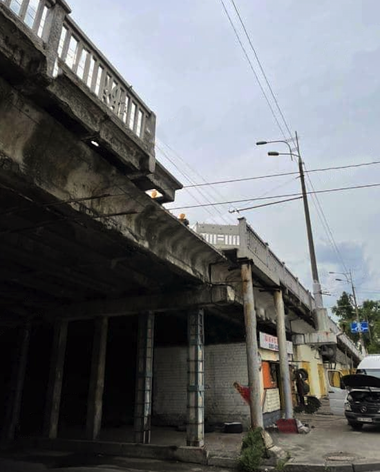 Место обвала на Слобожанском проспекте на виадуке / фото: Днепр Сейчас