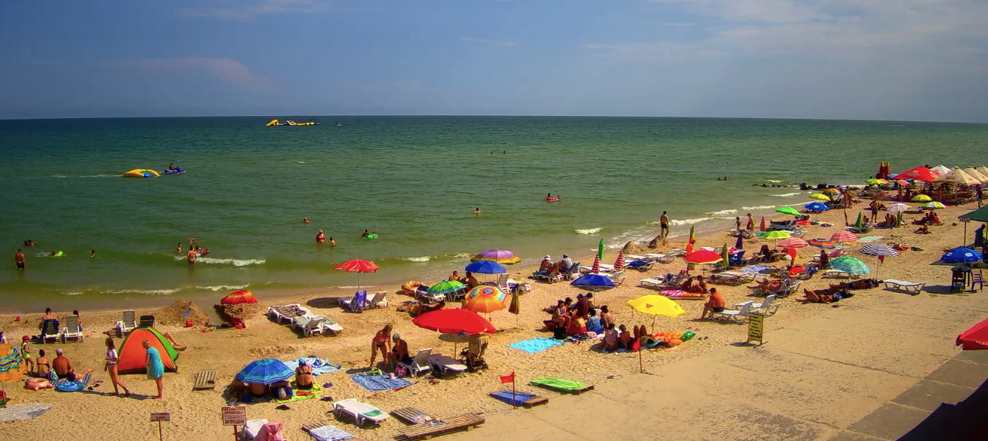 Яблоку негде упасть: курортники заполонили пляжи Кирилловки фото 1