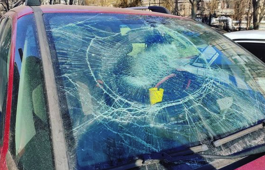 Стекло пришлось менять за свой счет / фото: @biloustaras
