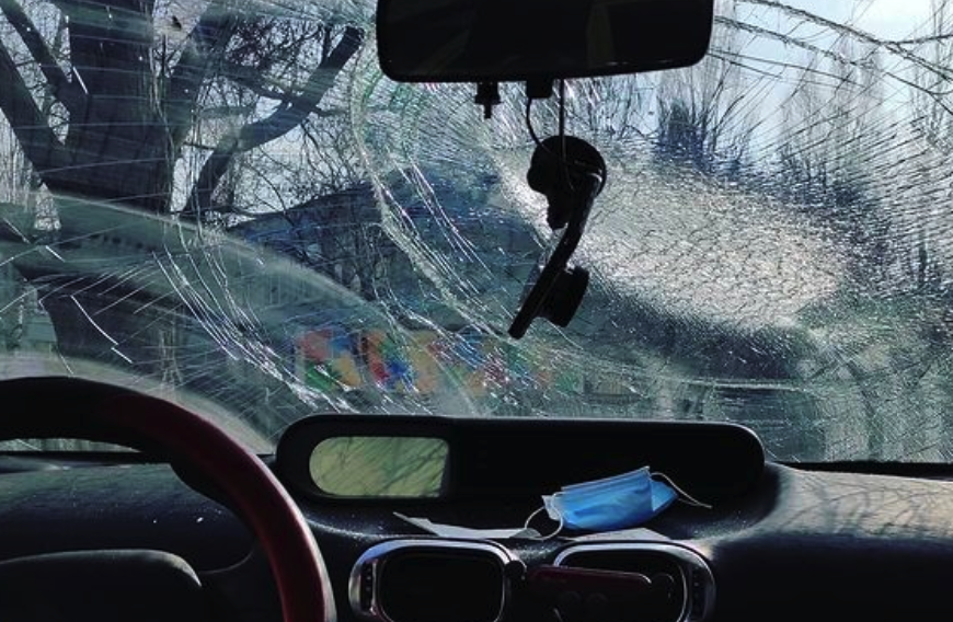 После падения кота на лобовое стекло, оно потрескалось / фото: @biloustaras