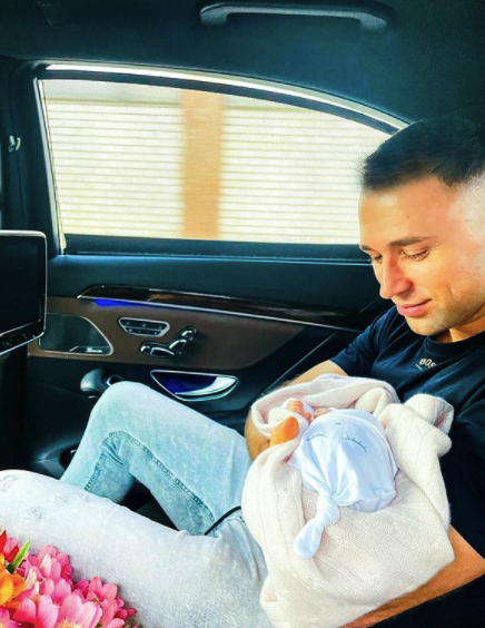 Макс не выпускает дочку из рук / фото со страницы Макса в Инстаграм