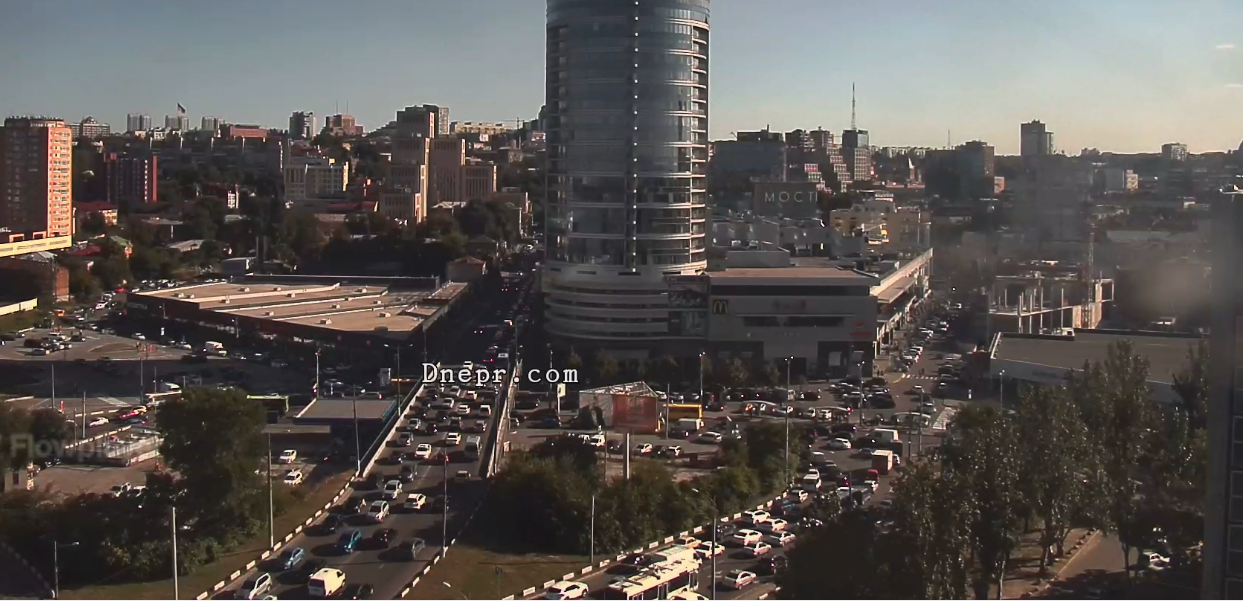 Пробка при заезде на Центральный мост / фото: dnepr.com