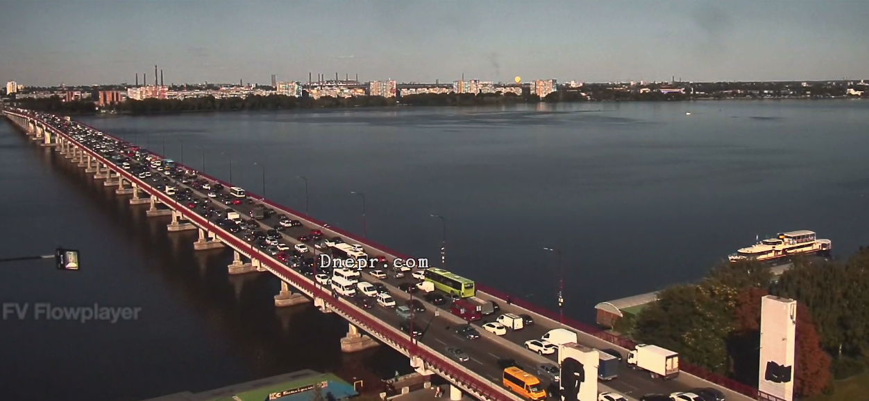 Пробка уже в обе стороны / фото: dnepr.com