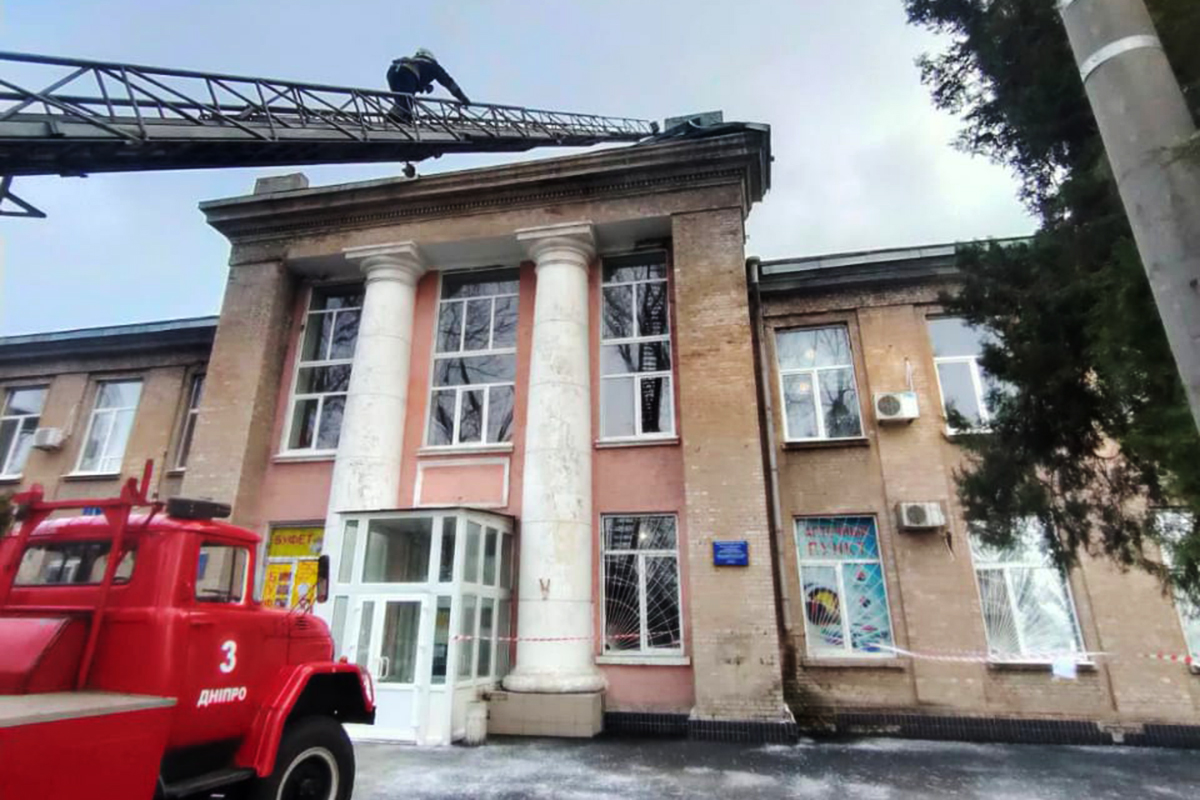 Спасатели полезли за листом на крышу / фото: ГСЧС Днепропетровской области