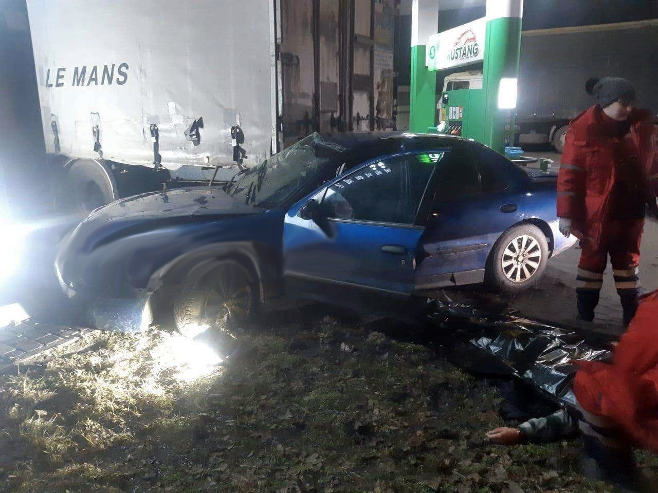 В Днепре легковушка влетела в фуру / фото: Днепр Оперативный