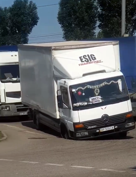 Провалился грузовик на Шолохова / фото: ХД