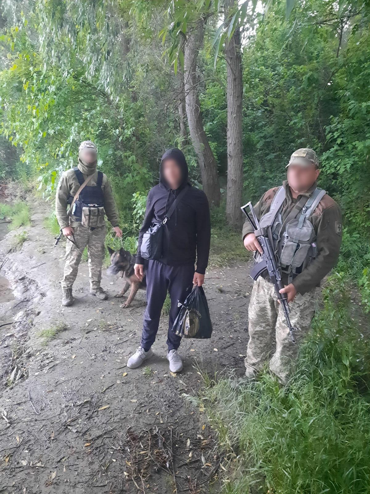 Житель Дніпропетровської області мав намір доплисти до Румунії на надувній подушці -