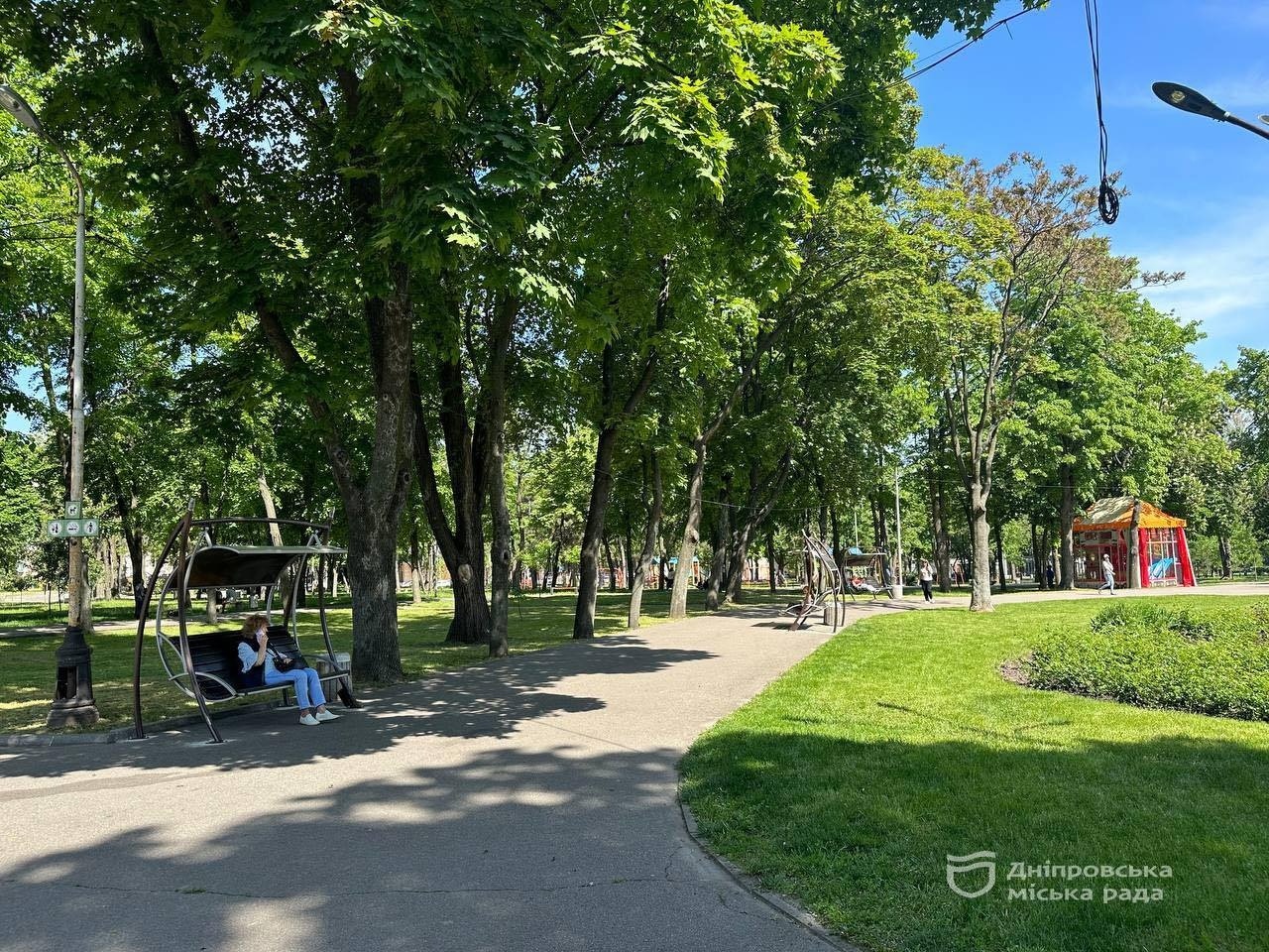 У Дніпрі з'явилися лавки-гойдалки у сквері Івана Старова