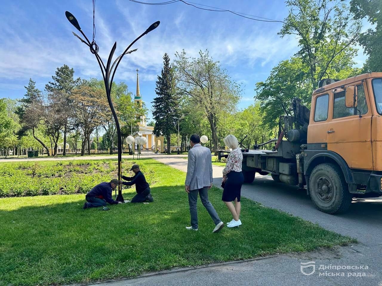 У Дніпрі з'явилися нові ліхтарі у сквері