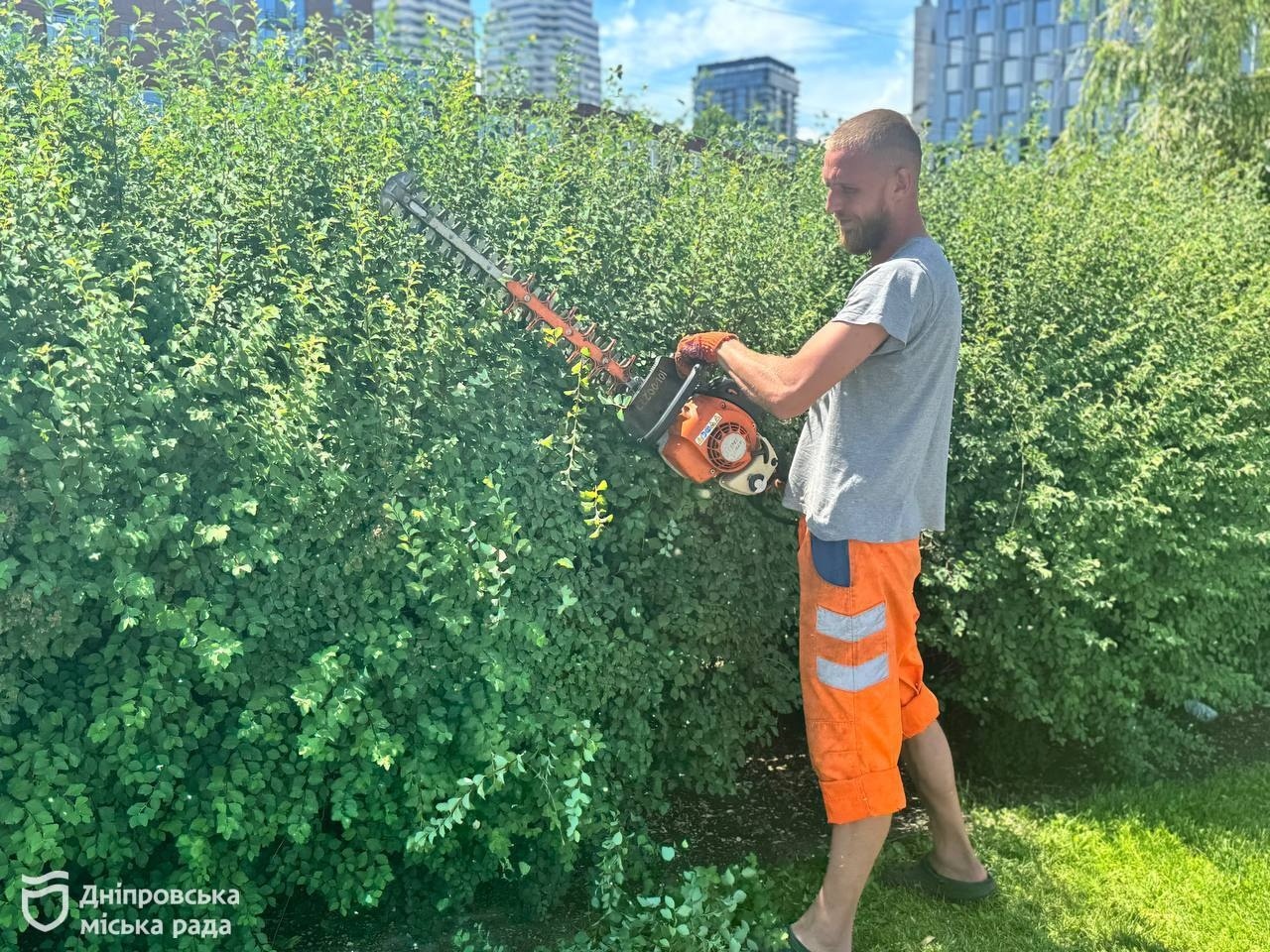 Дефіцит кадрів у комунальних підприємствах Дніпра: які вакансії пропонують  фото 1