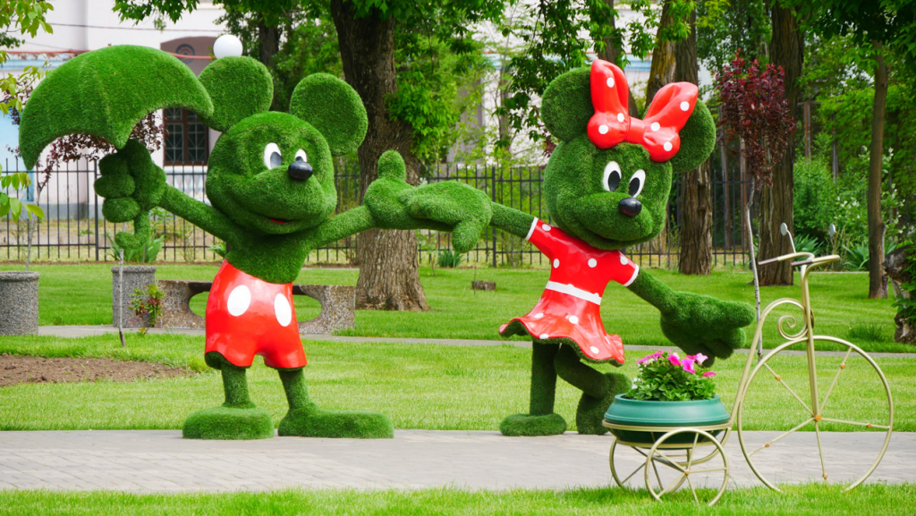 Мики и Мини Маус в парке Покрова / фото: Покровский горсовет