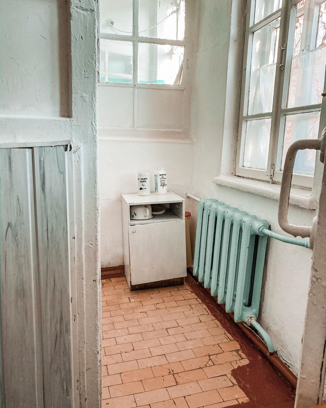 Выглядит все очень старым, хоть мебель и покрашена / фото: @olesya_sergeevna