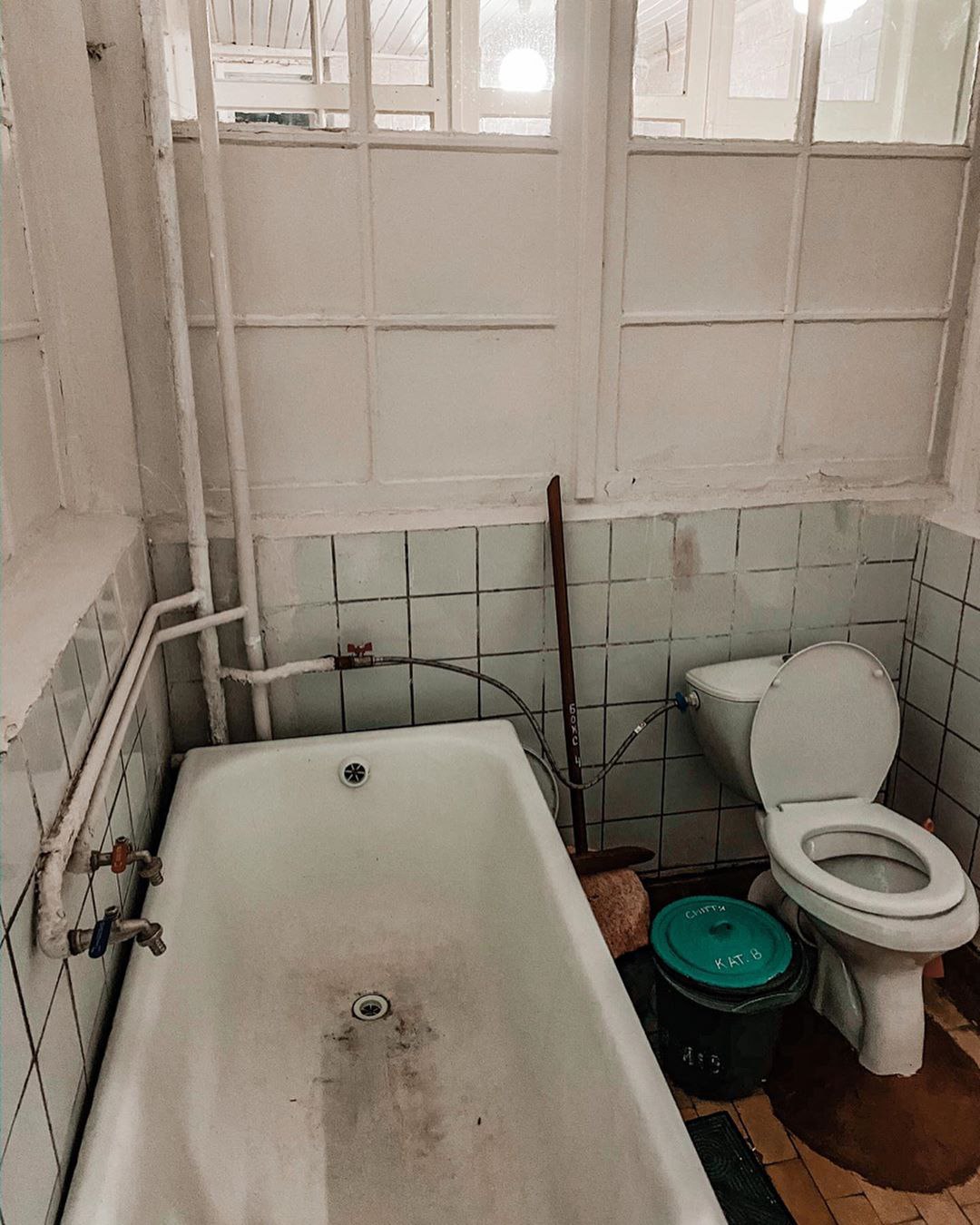 Крышка на унитаз почему-то меньше самого унитаза  / фото: @olesya_sergeevna