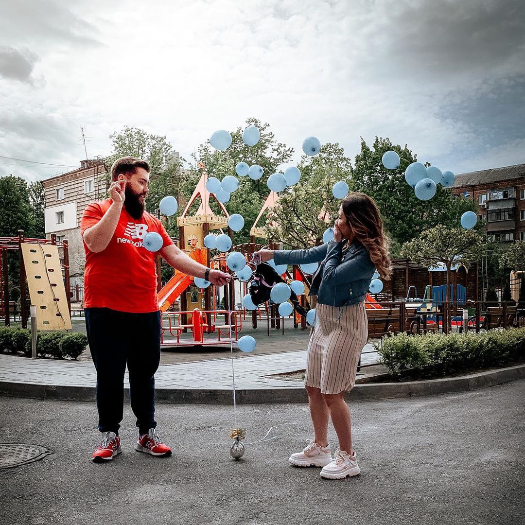 Пара очень рада, что у них появится малыш / фото со странички в Инстаграм Влады Роговенко