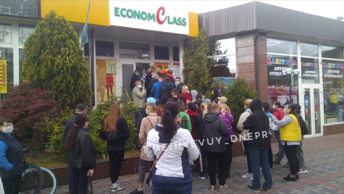 В толпе мы насчитали около 50 человек