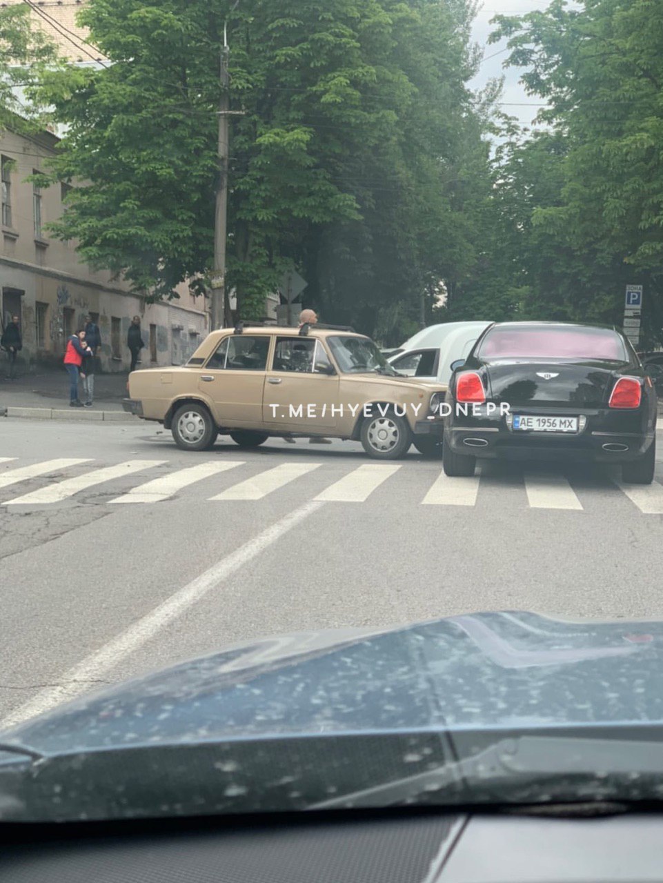 Хороший выбор: в центре Жигули врезались в Бэнтли (фото, видео) фото 1