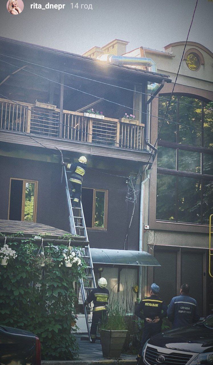 Посетителям пришлось выйти на улицу / фото: ГСЧС