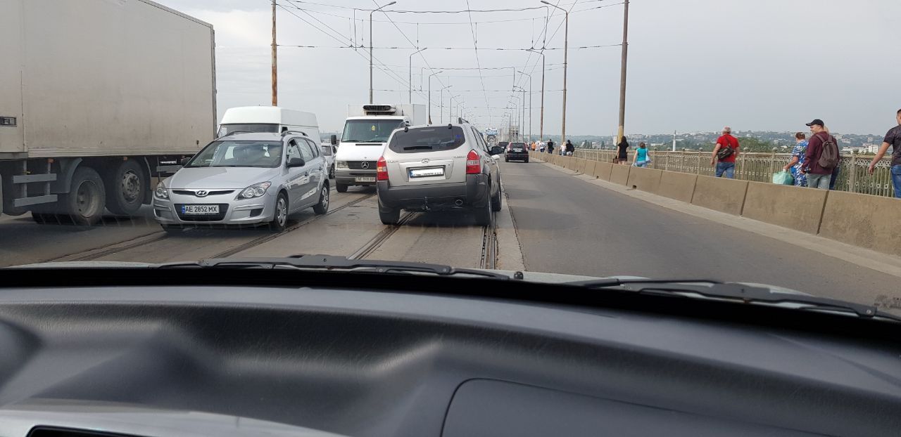 ДТП на Старом мосту / фото: Tg-канал "ДТП Пробки Днепр"