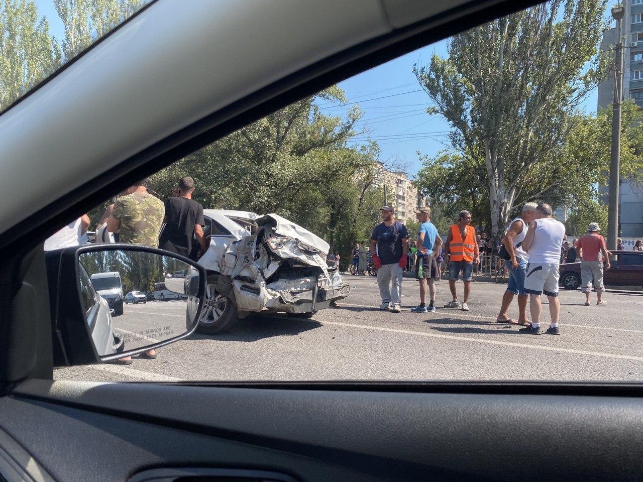 Легковушка очень пострадала / фото: Днепр Сейчас