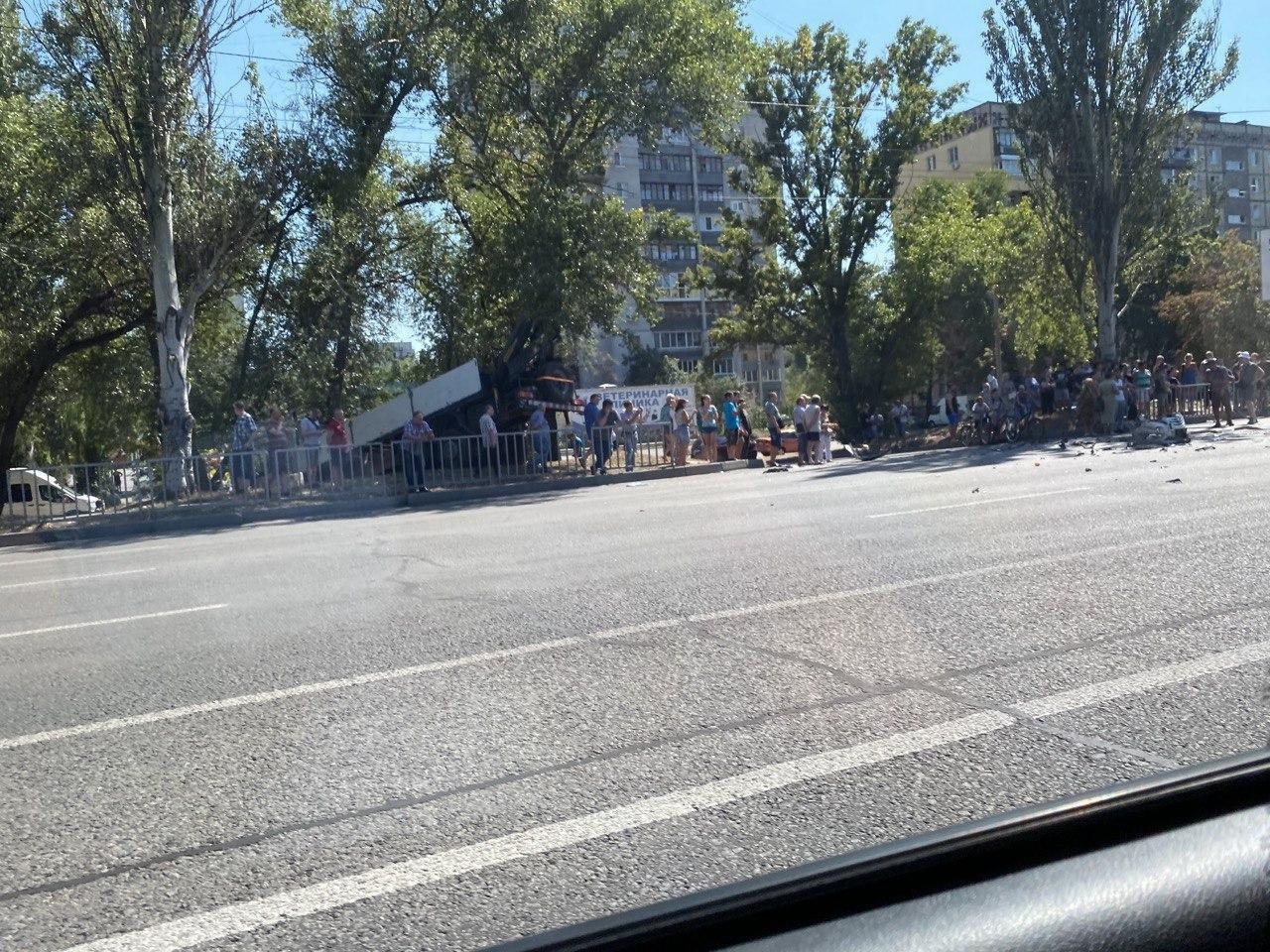 Грузовик слетел с дороги / фото: Днепр Сейчас