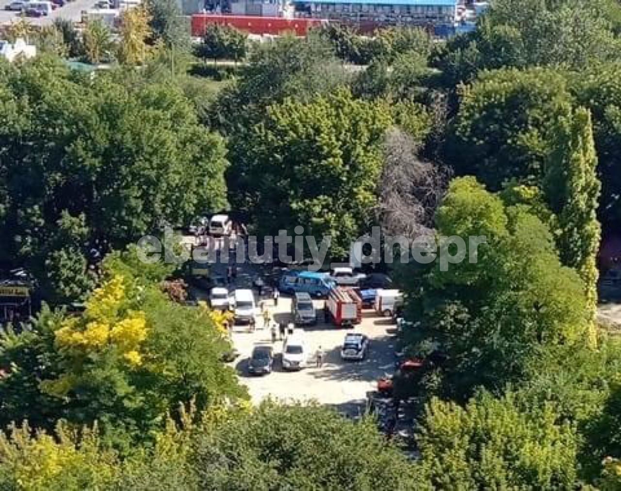 На месте происшествия много людей и спецтехники