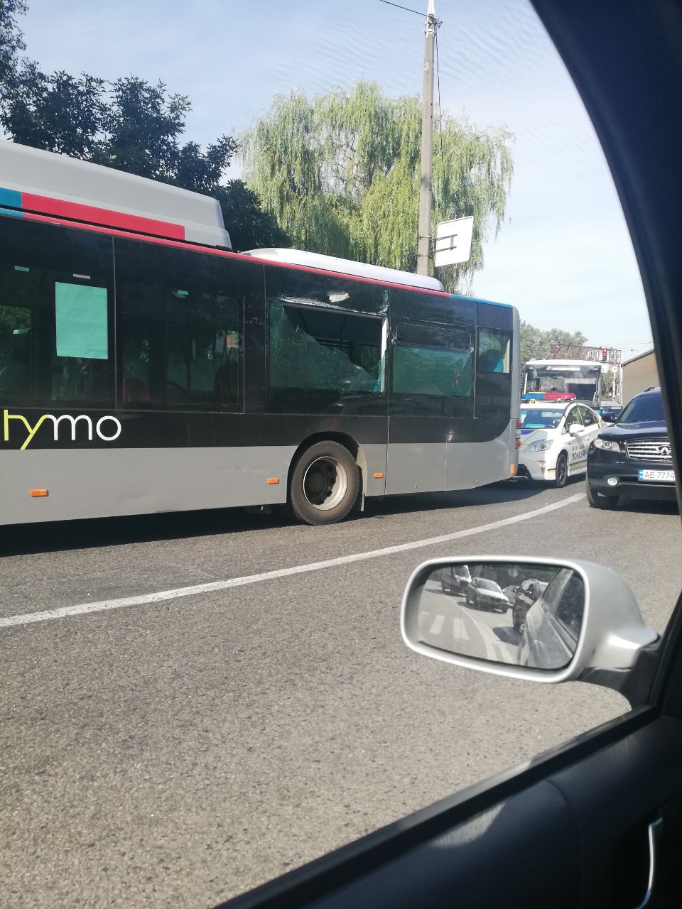 У одного автобуса разбито стекло / / фото: Tg ДТП и Пробки Днепр
