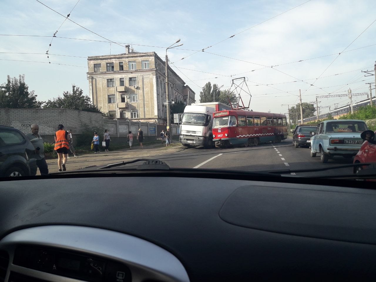 В ДТП попали фура и трамвай / фото: Tg Департамент транспорту ДМР