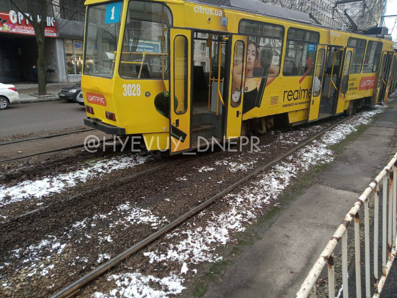 Трамвай №1 слетел с рельсов / фото: ХД