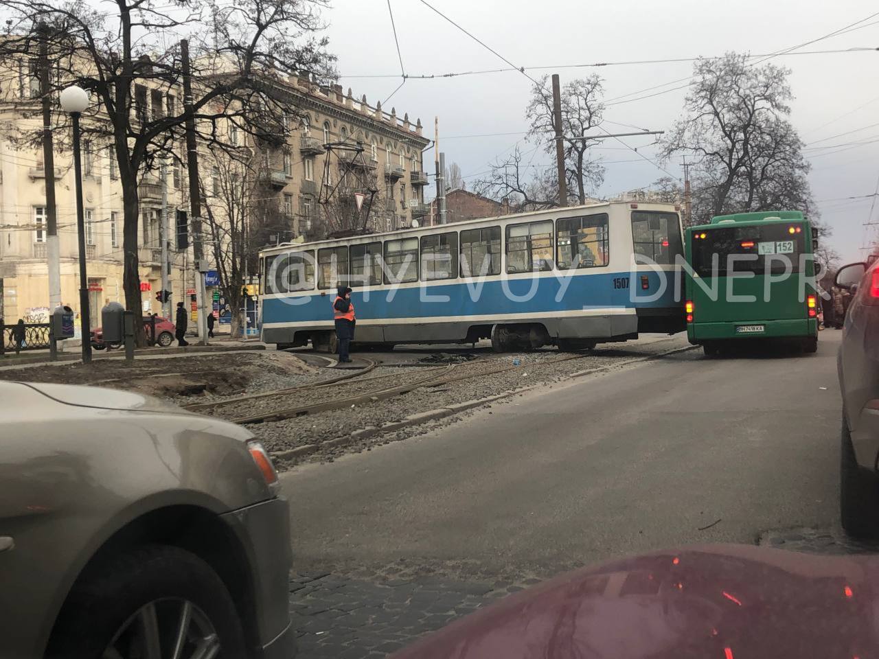 На перекрестке Яворницкого и Пастера слетел трамвай