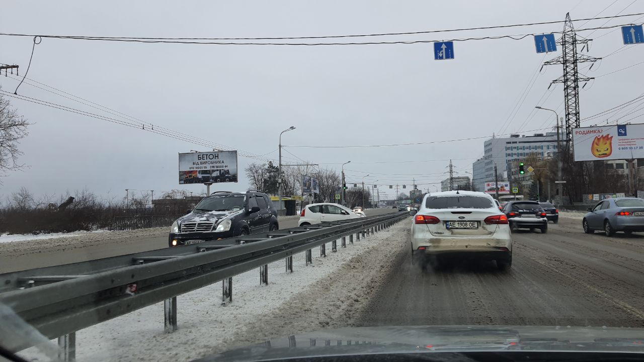 На Набережной Заводской возле перекрестка с улицей Павлова машина влетела в отбойник. / фото: Tg-канал ДТП Пробки Днепр