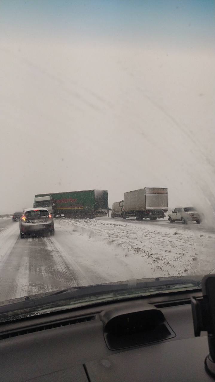 Фуру развернуло на трассе. /фото: Tg-канал "ДТП Пробки Днепр"