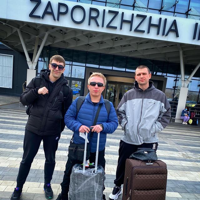 Артисты прибыли в Запорожский аэропорт 31 марта / фото: @vityaak